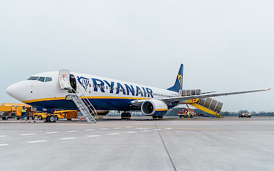 Boeing 737-800 společnosti Ryanair na letišti v Pardubicích (foto: Letiště Pardubice)