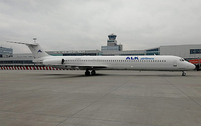 McDonnell Douglas MD-82 bulharské společnosti ALK Airlines na ruzyňském letišti (foto: Centaureax)