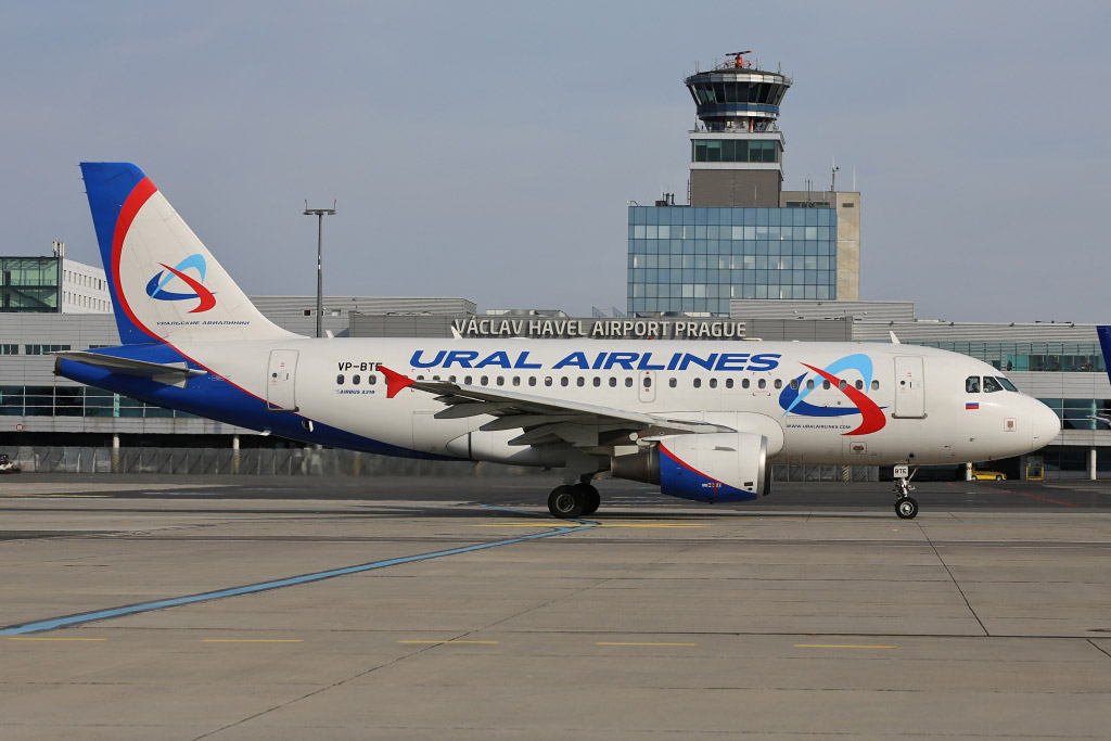 Airbus A319 společnosti Ural Airlines na ruzyňském letišti (foto: Letiště Praha)