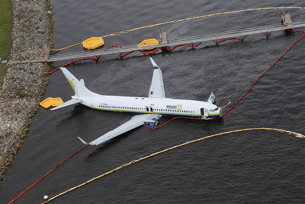 Letecký pohled na Boeing 737-800 (foto: NTSB/Wikimedia Commons - Public Domain)