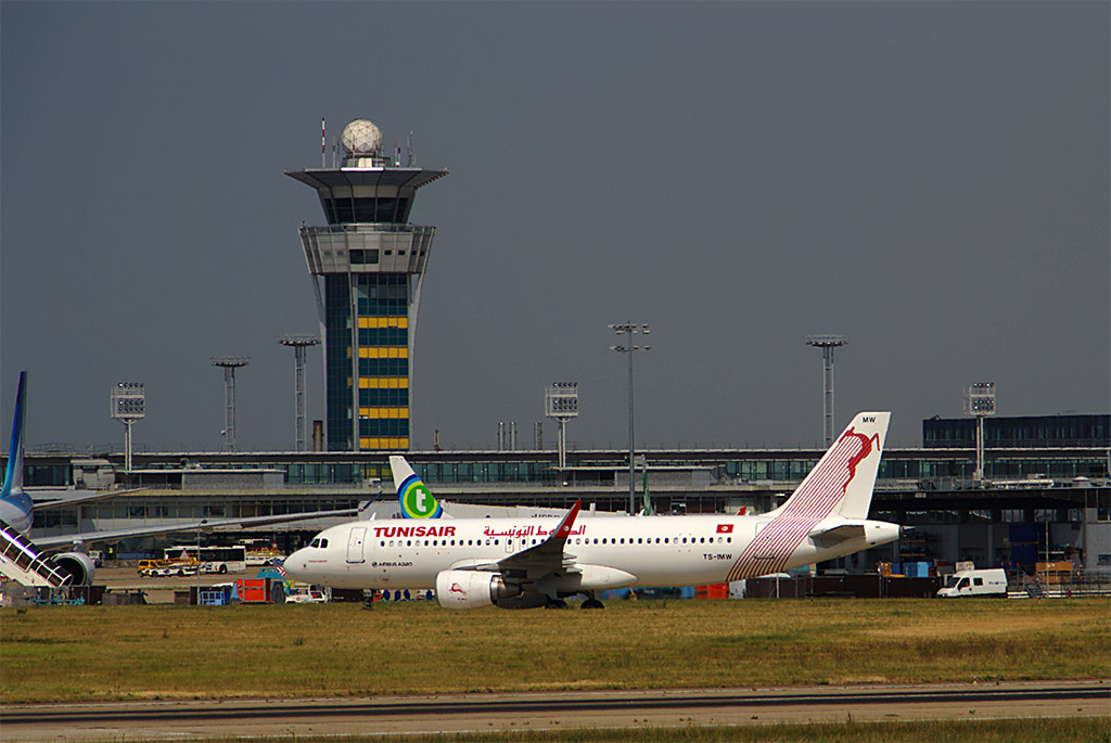 Kontrolní věž na pařížském letišti Orly (foto: Habib M’henni/Wikimedia Commons - CC BY 4.0)