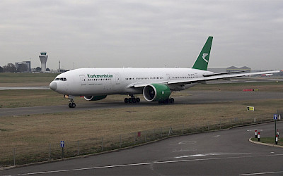 Boeing 777-200 společnosti Turkmenistan Airlines na letišti v Birminghamu (foto: Ryan kirk/Wikimedia Commons - CC BY-SA 4.0)