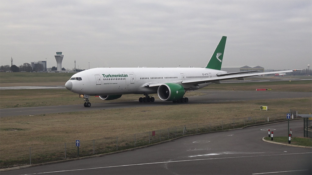 Boeing 777-200 společnosti Turkmenistan Airlines na letišti v Birminghamu (foto: Ryan kirk/Wikimedia Commons - CC BY-SA 4.0)