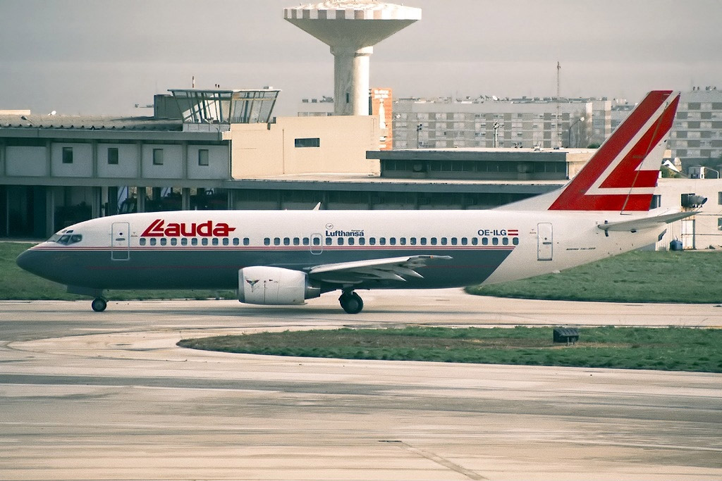 Boeing 737-300 společnosti Lauda Air na snímku z roku 1986 (foto: Pedro Aragão/Wikimedia Commons - CC BY-SA 3.0)