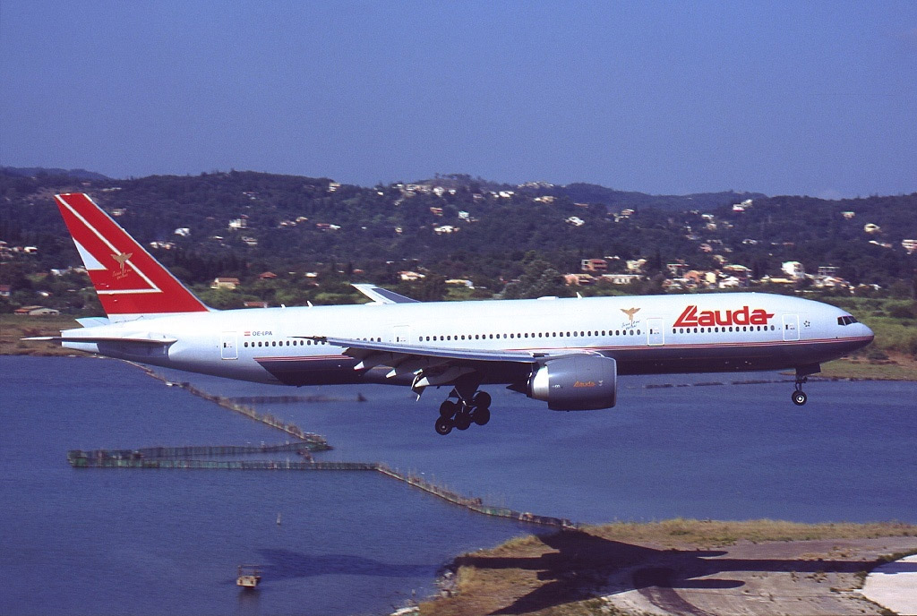 Boeing 777-200ER Lauda Air přistává na Korfu (foto:  Konstantin von Wedelstaedt/Wikimedia Commons - GFDL 1.2)