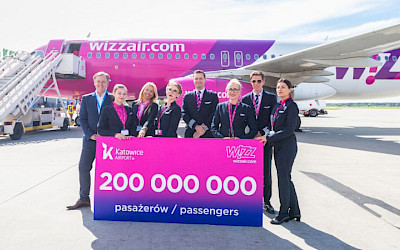 Oslava 200 milionů přepravených cestujících na letišti v Krakově (foto: Wizz Air)
