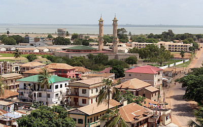 Pohled na Banjul s meštou krále Fahda (foto: IsaacTuray/Pixabay)