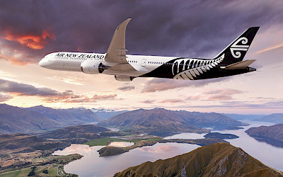 Vizualizace Boeingu 787-10 v barvách Air New Zealand nad novozélandskou krajinou (foto: Boeing Co.)