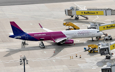 Airbus A321 společnosti Wizz Air na vídeňském letišti Schwechat (foto: Stanislav Doronenko/Wikimedia Commons - CC BY-SA 4.0)