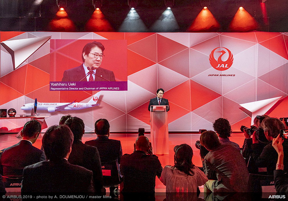 Projev šéfa Japan Airlines Yoshiharu Ueki během předávacího ceremoniálu v Toulouse (foto: Airbus)