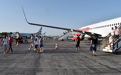 Turecká společnost Corendon Airlines létá do Košic z Antalye, v pozadí letoun Smartwings (foto: Letisko Košice)