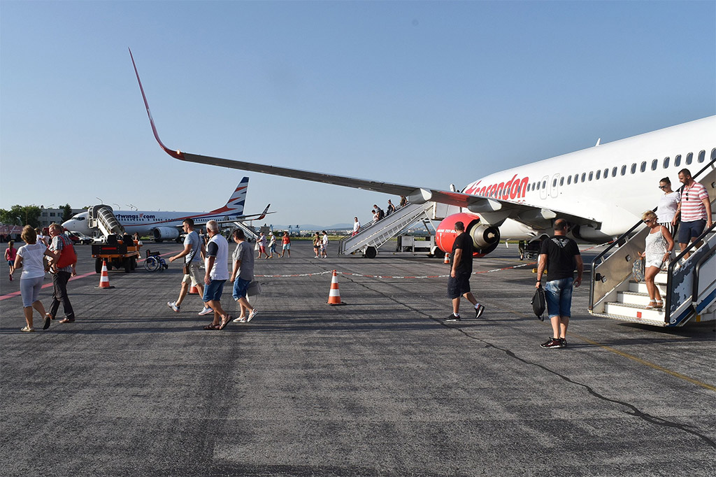 Turecká společnost Corendon Airlines létá do Košic z Antalye, v pozadí letoun Smartwings (foto: Letisko Košice)