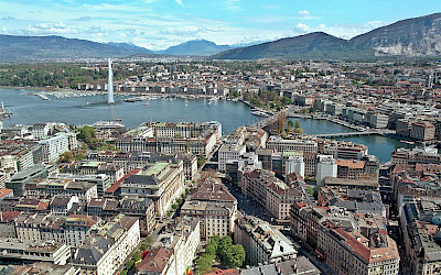 Centrum Ženevy s Ženevským jezerem a známým vodotryskem (foto: Stéphane Pecorini/Wikimedia Commons - CC BY-SA 2.0)