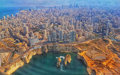 Západní Bejrút se známým skaliskem Raouche (foto: Alain Abou-Atmeh/Pexels)