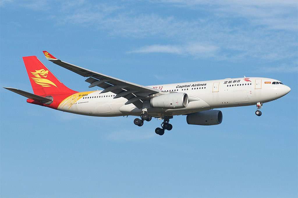 Beijing Capital Airlines - Airbus A330-200 (foto: BriYYZ/Wikimedia Commons - CC BY-SA 2.0)