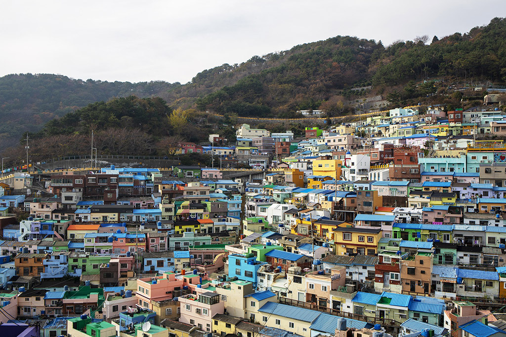 Pestrobarevná vesnička v blízkosti Gamcheon-dong je vyhledávaným cílem turistů (foto: Herbert_Lee/Pixabay)