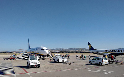 Boeingy 737-800 společnosti Ryanair na ploše letiště v Pafosu (foto: Héctor Ochoa 'Robot8A'/Wikimedia Commons - CC BY-SA 4.0)