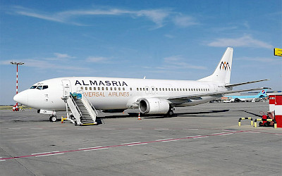 Boeing 737-400 egyptské společnost AlMasria Universal Airlines, který přiletěl pro fotbalisty FK Jablonec (foto: Centaureax)