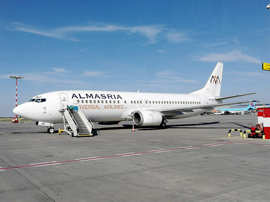 Boeing 737-400 egyptské společnost AlMasria Universal Airlines, který přiletěl pro fotbalisty FK Jablonec (foto: Centaureax)