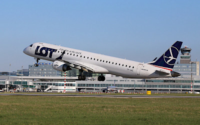 Embraer 195 společnosti LOT na pražském letišti (foto: Letiště Praha)