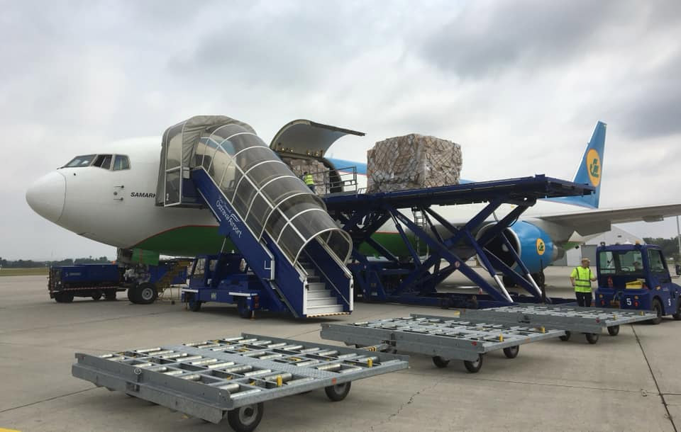 Vykládka nákladního Boeingu 767-300F Uzbekistan Airways v Ostravě (foto: Letiště Ostrava/Facebook)