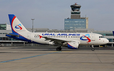 Airbus A319 společnosti Ural Airlines na pražském letišti (foto: Letiště Praha)