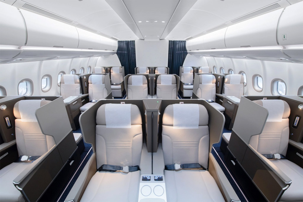 Kabina business class nového letounu Airbus A330-900 (foto: Hi Fly)