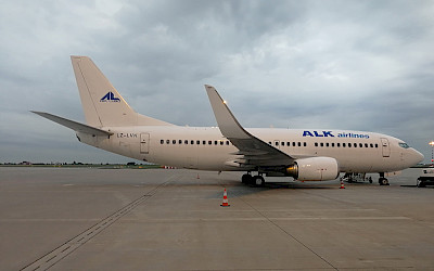 Boeing 737-300 bulharských ALK Airlines po příletu ze Sofie do Prahy (foto: Centaureax)