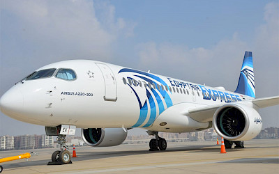 První Airbus A220 společnosti EgyptAir na letišti v Káhiře (foto: EgyptAir/Twitter)