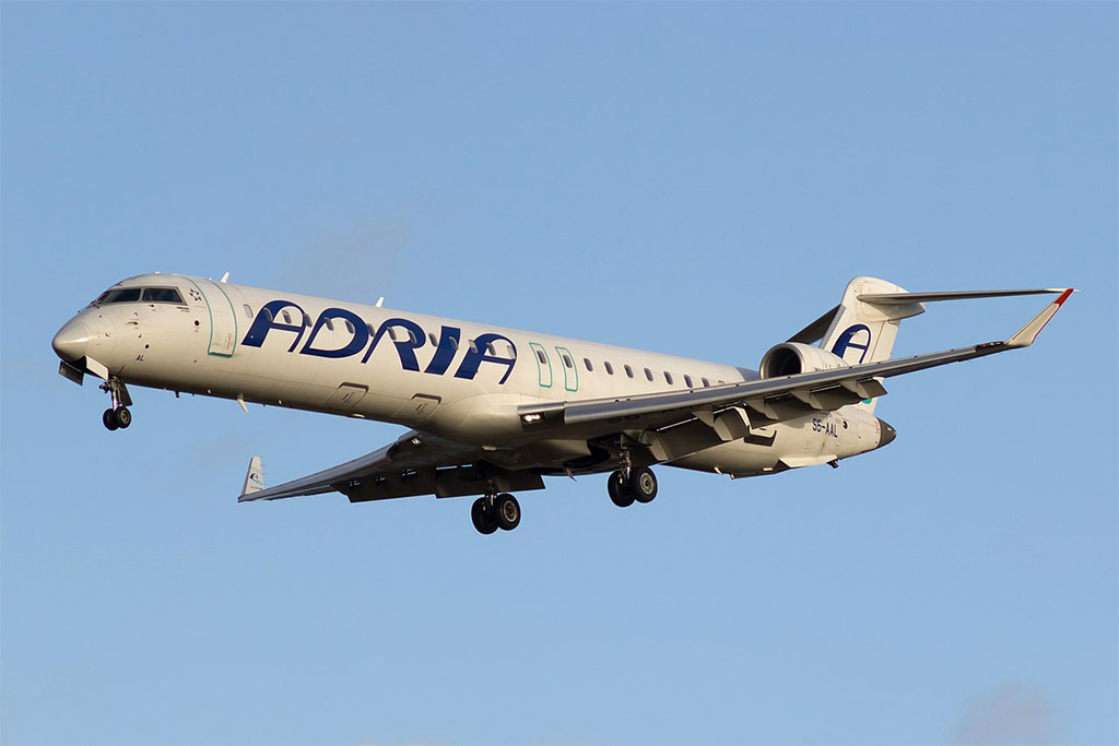 Adria Airways - Bombardier CRJ900 (foto: Bene Riobó/Wikimedia Commons - CC BY-SA 4.0)