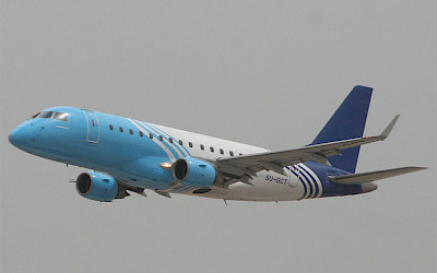 Embraer 170 létá na lince Air Sinai do Tel Avivu v upraveném livery bez loga a názvu společnosti (foto: Oyoyoy/Wikimedia Commons - CC BY-SA 3.0)