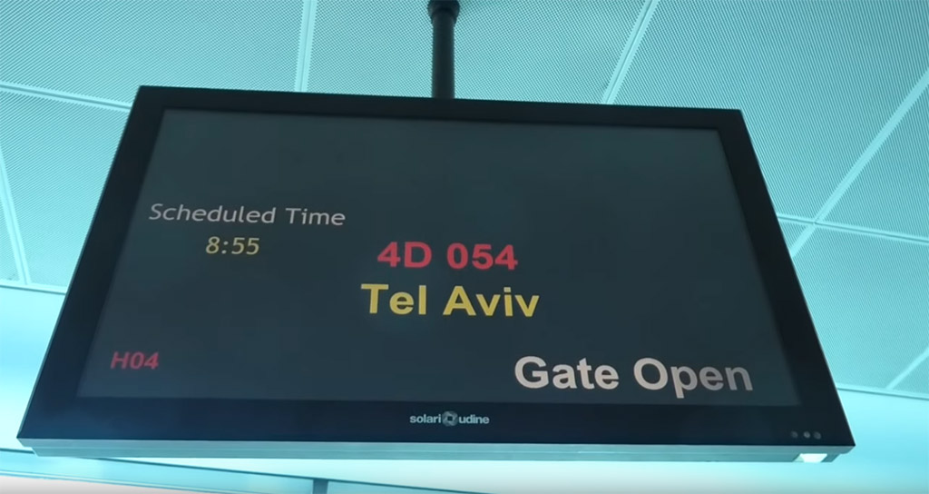 Informační tabule v gatu káhirského letiště informující o odletu linky Air Sinai do Tel Aviv (zdroj: Charles Huang/YouTube)