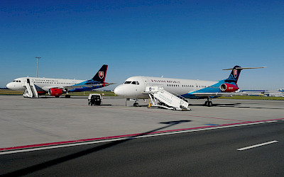 Airbus A319CJ a Fokker 100 Leteckého útvaru Ministerstva vnitra Slovenské republiky na ruzyňském letišti (foto: Centaureax)