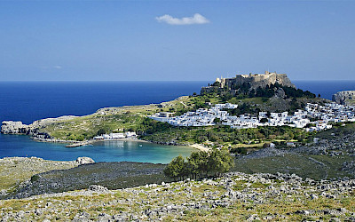 Pohled na vesnici Lindos, která leží na jihovýchodním pobřeží ostrova Rhodos (foto: Jebulon/Wikimedia Commons - CC0 1.0)