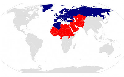 Rozdělení zemí pro německou odletovou daň. První kategorie - modrá barva, druhá kategorie - červená barva, ostatní země jsou ve třetí nejvyšší kategorii (zdroj: AQ/Wikimedia Commons - CC BY-SA 2.5)