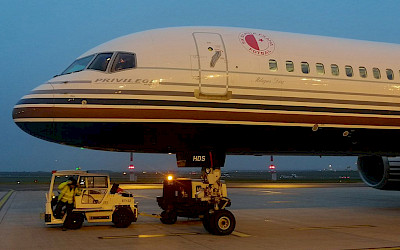Boeing 757-200 španělské společnosti Privilegy Style opatřený logem Slavie (foto: Centaureax)