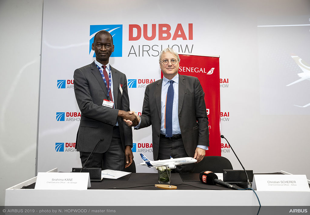 Výkonný ředitel Air Senegal Ibrahima Kane a obchodní ředitel Airbusu Christian Scherer po podpisu memoranda (foto: Airbus)