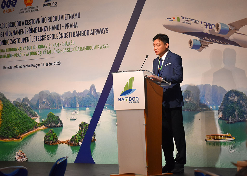 Zástupce Bamboo Airways představuje vietnamskou leteckou společnost (foto: Tomáš Hampl)