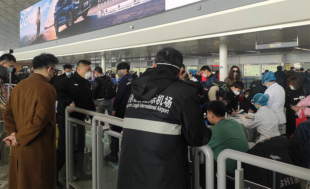 Měření teploty cestujících na čínském letišti (foto: BoyuZhang1998/Wikimedia Commons - CC BY-SA 4.0)