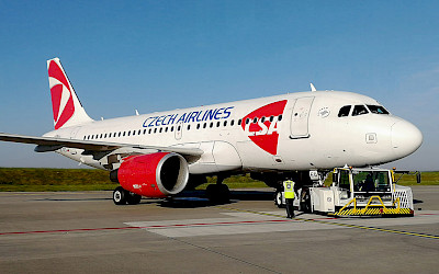 Airbus A319 registrace OK-REQ byl nasazen na ranní linku do Amsterdamu (foto: Centaureax)