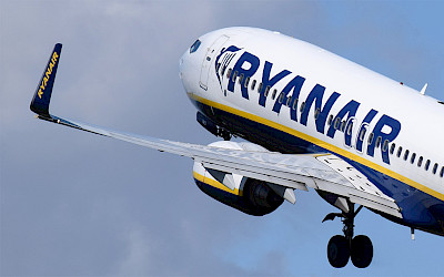 Ryanair - Boeing 737-800 (foto: Adrian Pingstone/Wikimedia Commons - Public domain)