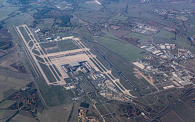 Letecký pohled na nové mezinárodní letiště Berlín-Brandenburg - listopad 2019 (foto: Arne Müseler/Wikipedia Commons, www.arne-mueseler.com - CC-by-SA-3.0 )