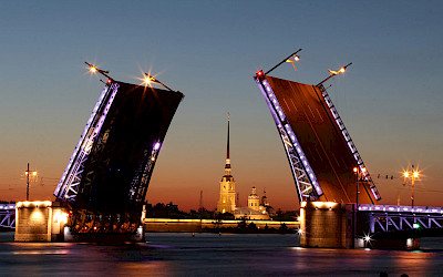 Petrohrad někdy nazývaný Benátky severu je znám svými zvedacími mosty. V pozadí Petropavlovská pevnost pevnost (foto: KiraHundeDog/Pixabay)