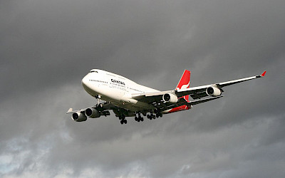 Boeing 747-400 společnosti Qantas přistává v Londýně na letiště Heathrow, listopad 2009 (foto: Dean Mitchell, Wikimedia Commons, CC-BY-SA-3.0)