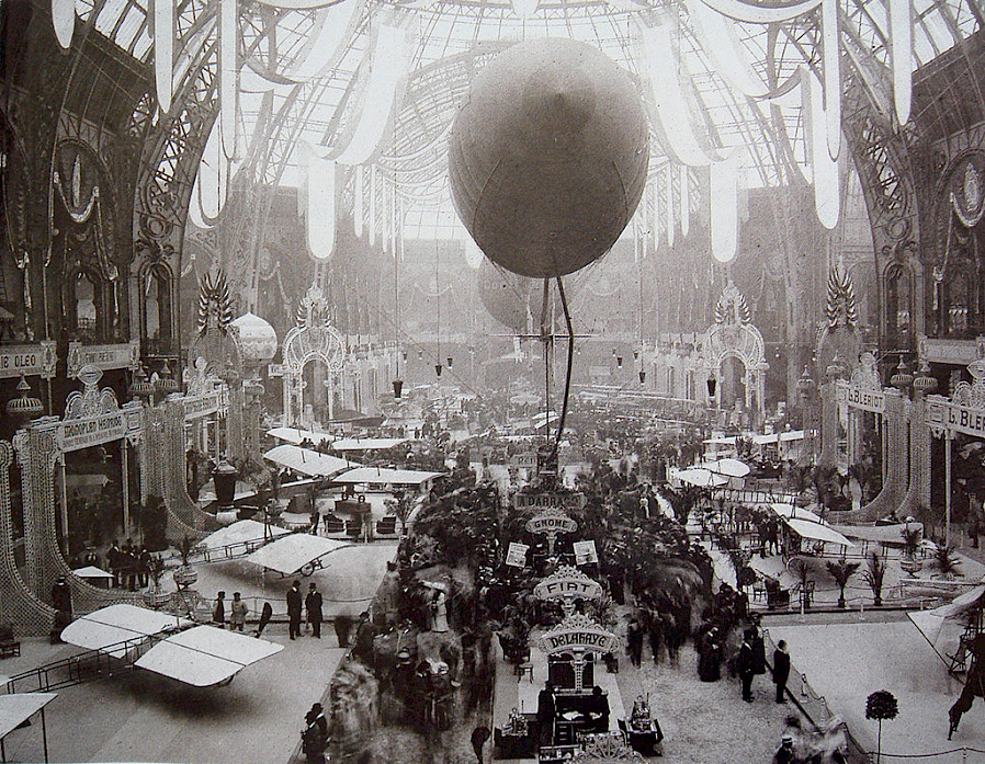 Záběr z prvního ročníku Pařížského aerosalonu z roku 1909, který se uskutečnil v Grand Palais. V tomto secesním výstavním pavilonu probíhala akce až do roku 1953 (foto: Wikipedia Commons/Public Domain)