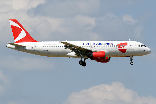 File:Airbus A220-300.jpg - Wikimedia Commons