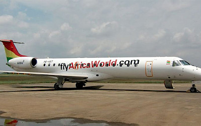 Africa World Airlines - Embraer ERJ-145LR (foto: Sm105/Wikimedia Commons - CC BY-SA 3.0)