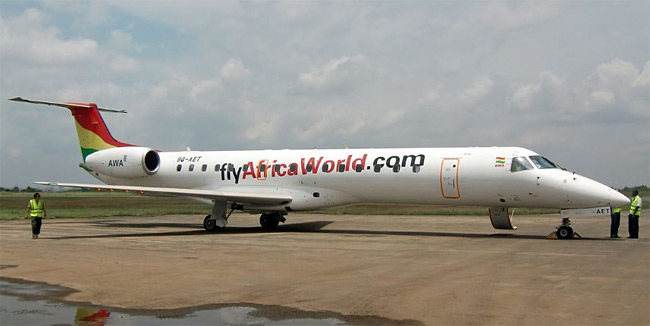 Africa World Airlines - Embraer ERJ-145LR (foto: Sm105/Wikimedia Commons - CC BY-SA 3.0)